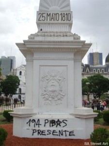 25 de mayo plaza de mayo graffiti Buenos Aires vandalized © buenosairesstreetart.com