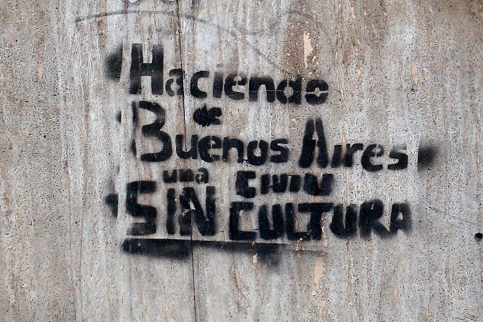 Haciendo de Buenos Aires una ciudad sin cultura political stencil graffiti buenos aires street art political © buenosairesstreetart.com