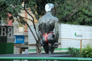 statue rodin graffiti buenos aires buenosairesstreetart.com