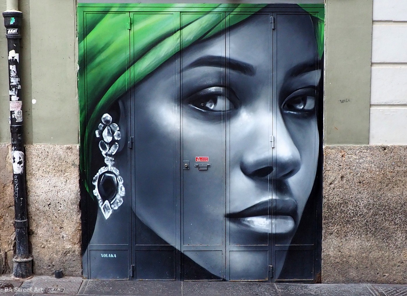 Xolaka mural Valencia street art graffiti spain españa aerosol art graff mujer woman buenosairesstreetart.com 